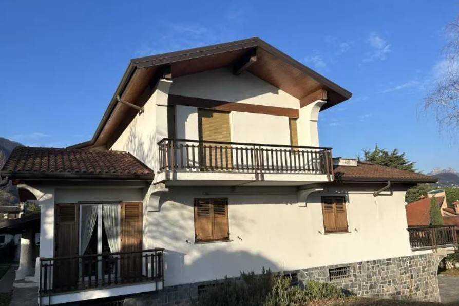 casa indipendente in vendita ad Erba