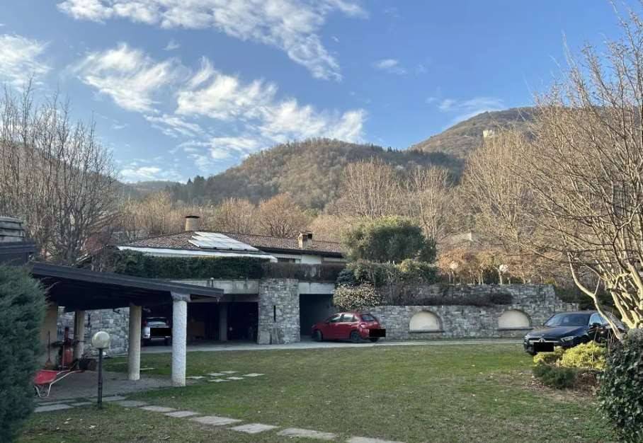 casa indipendente in vendita ad Erba