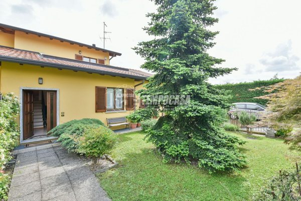 casa indipendente in vendita ad Erba