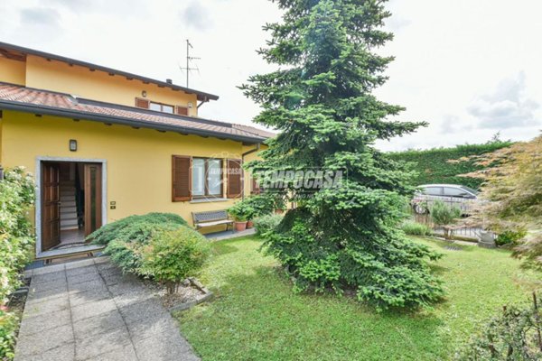 casa indipendente in vendita ad Erba