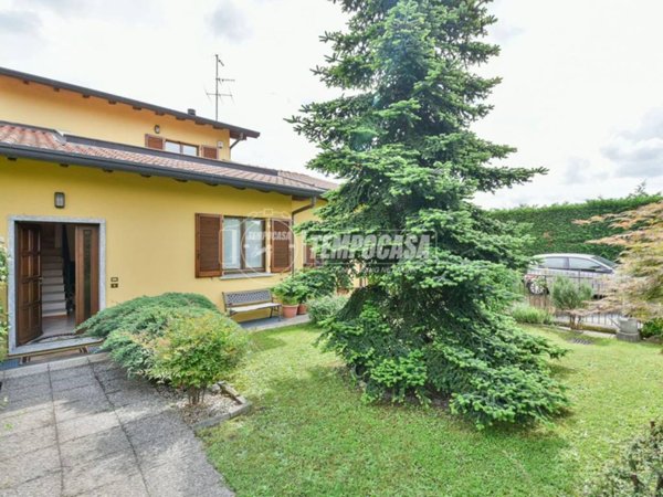casa indipendente in vendita ad Erba