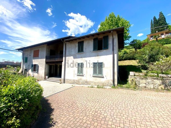 casa indipendente in vendita ad Erba