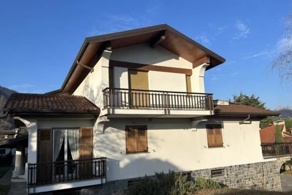 casa indipendente in vendita ad Erba