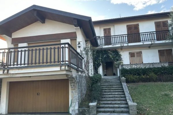 casa indipendente in vendita ad Erba