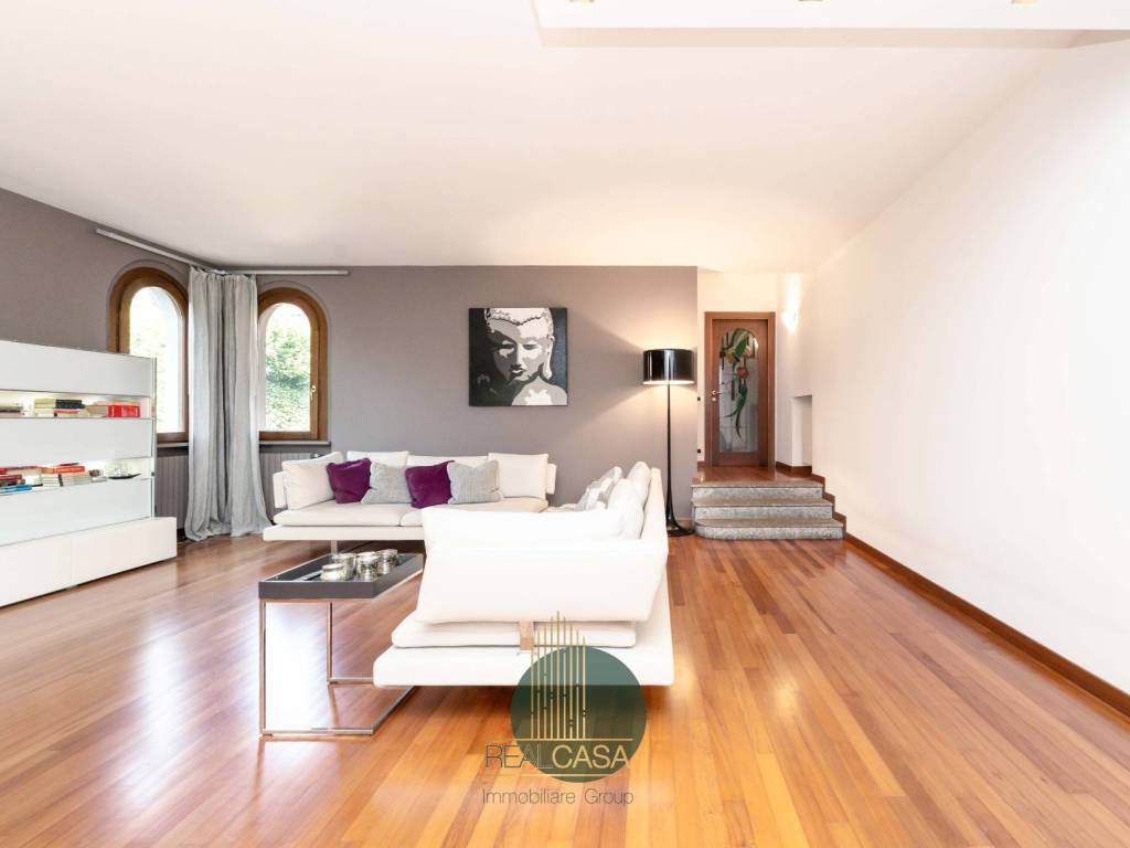 casa indipendente in vendita ad Erba