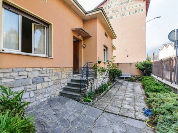 casa indipendente in vendita ad Erba