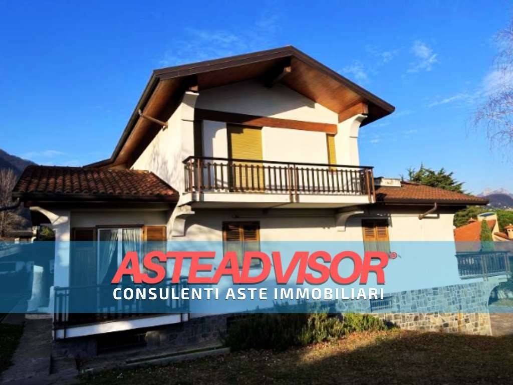 casa indipendente in vendita ad Erba