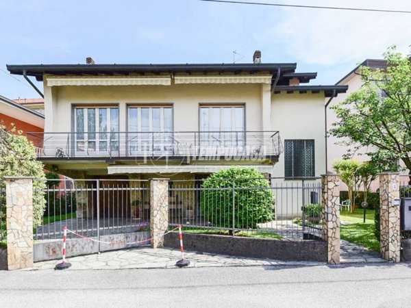 casa indipendente in vendita ad Erba