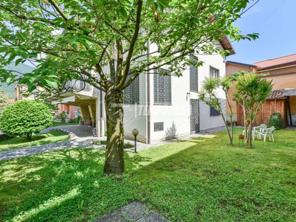 casa indipendente in vendita ad Erba