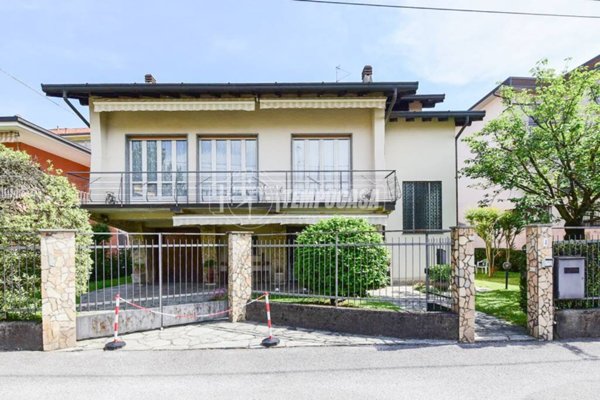 casa indipendente in vendita ad Erba