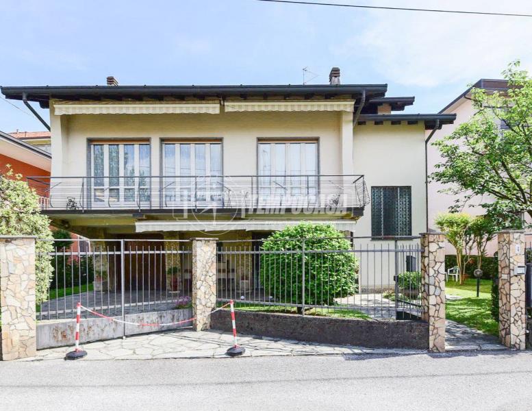 casa indipendente in vendita ad Erba