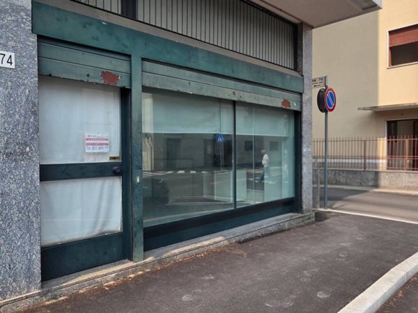 negozio in vendita ad Erba