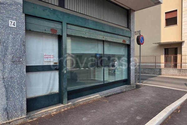 negozio in vendita ad Erba