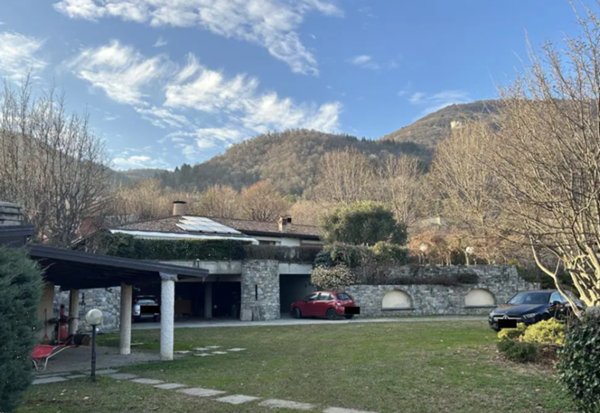 casa indipendente in vendita ad Erba