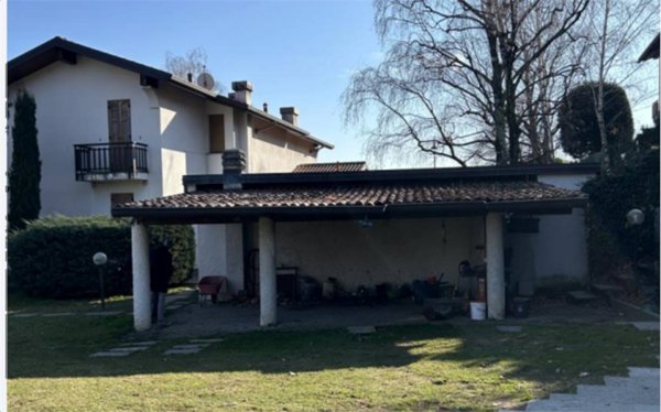 casa indipendente in vendita ad Erba