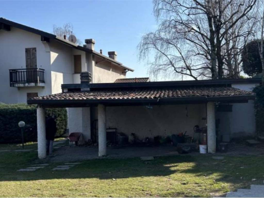 casa indipendente in vendita ad Erba