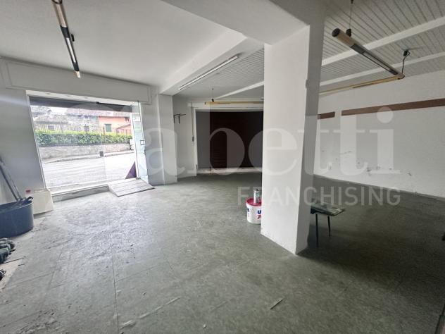 negozio in vendita ad Erba