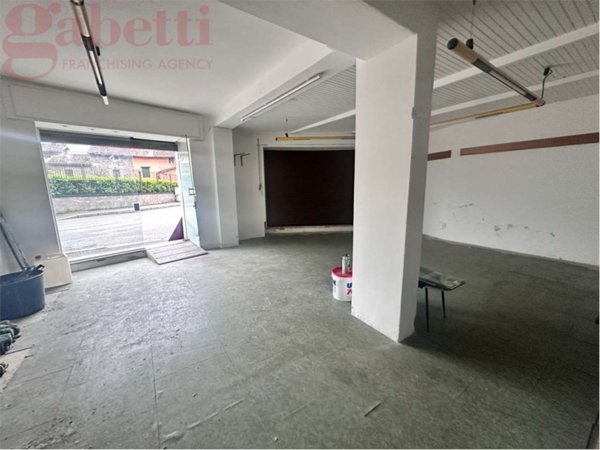 negozio in vendita ad Erba