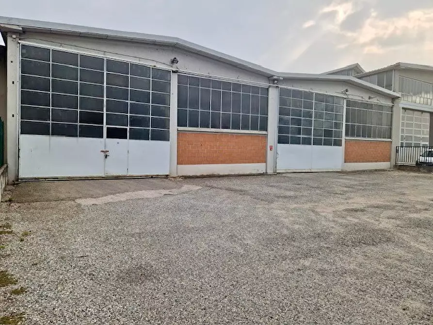 capannone in vendita ad Erba