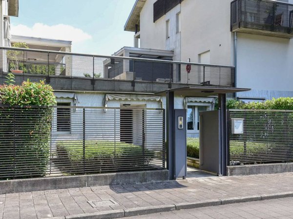 casa indipendente in vendita ad Erba