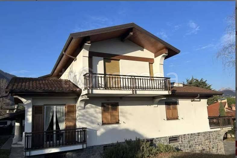 casa indipendente in vendita ad Erba