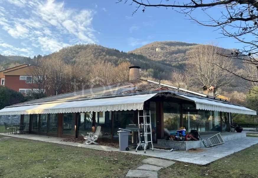 casa indipendente in vendita ad Erba