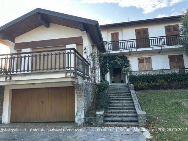 casa indipendente in vendita ad Erba