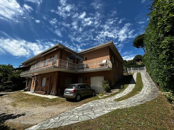 casa indipendente in vendita ad Erba