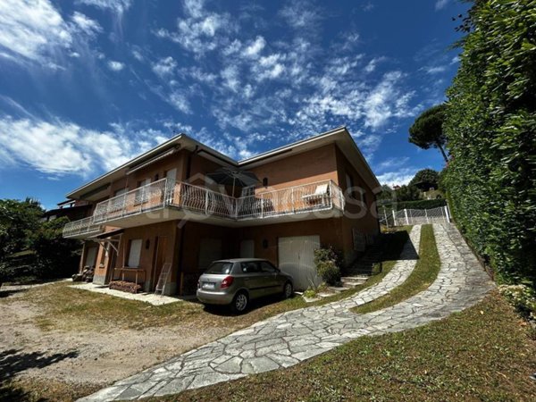 casa indipendente in vendita ad Erba