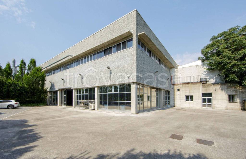 locale commerciale in vendita ad Erba