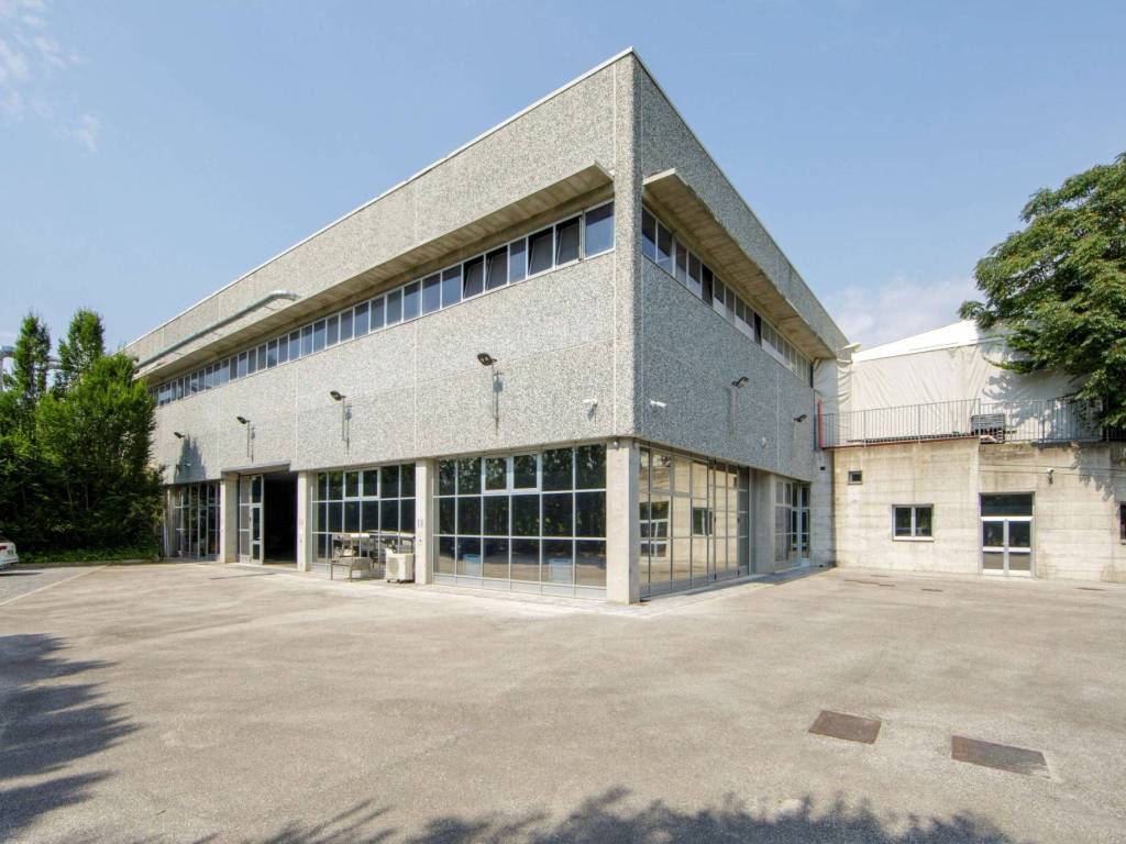 locale commerciale in vendita ad Erba