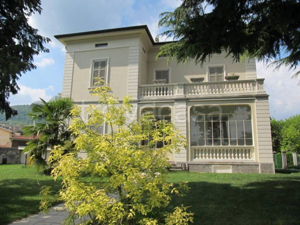 casa indipendente in vendita ad Erba