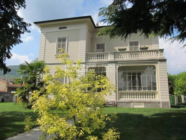casa indipendente in vendita ad Erba