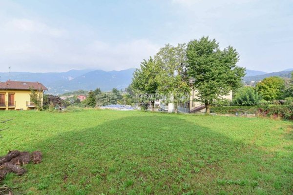 terreno edificabile in vendita ad Erba