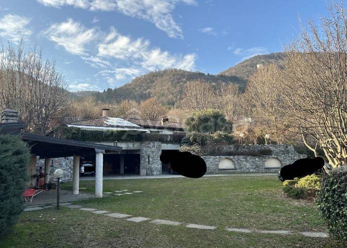 casa indipendente in vendita ad Erba