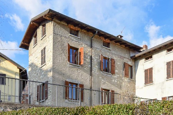 casa indipendente in vendita ad Erba