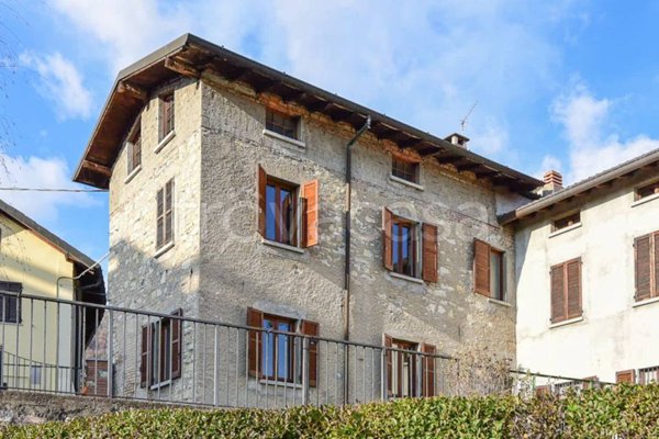 casa indipendente in vendita ad Erba