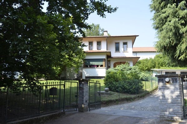 casa indipendente in vendita ad Erba