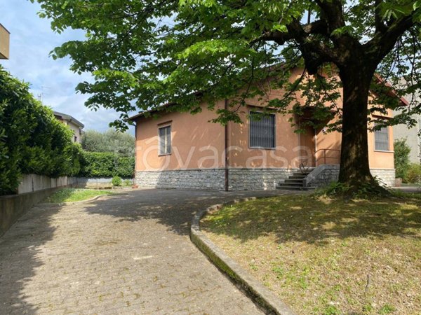 casa indipendente in vendita ad Erba