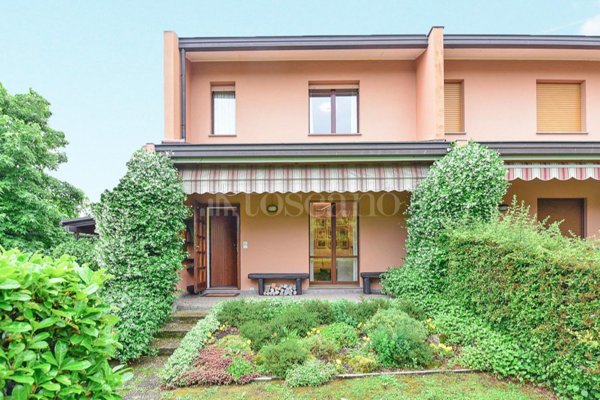 casa indipendente in vendita ad Erba