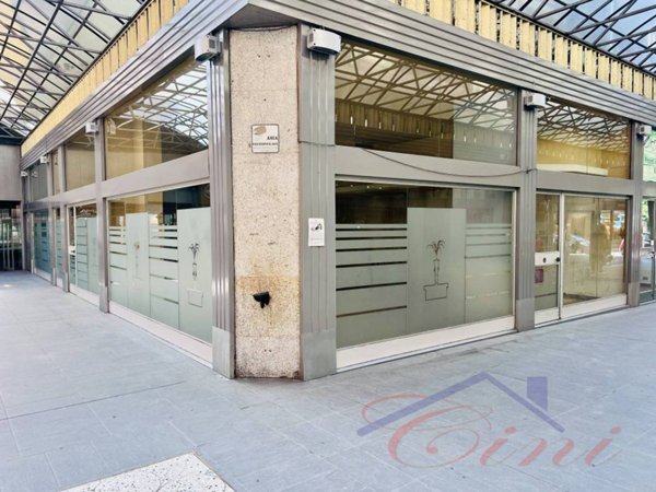negozio in vendita ad Erba
