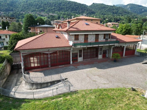 negozio in vendita ad Erba