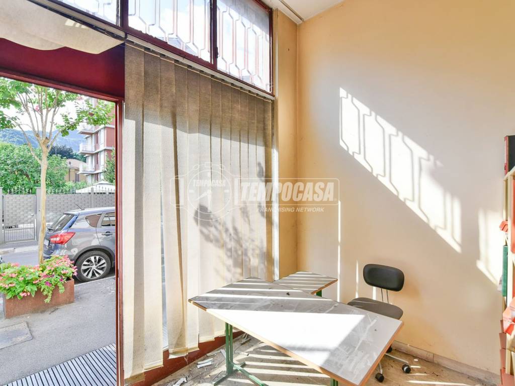 negozio in vendita ad Erba