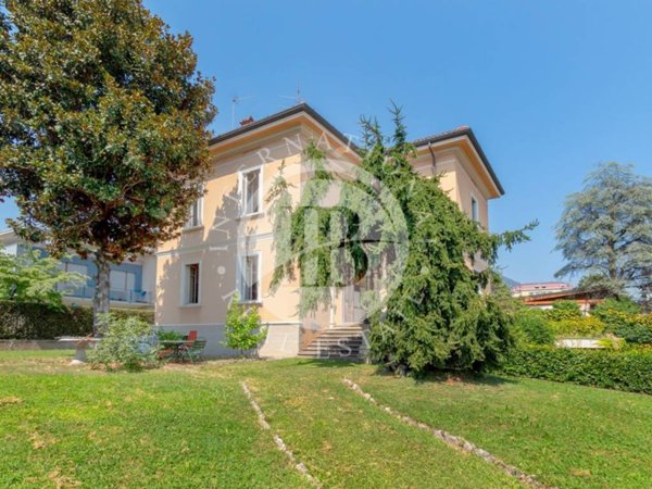 casa indipendente in vendita ad Erba