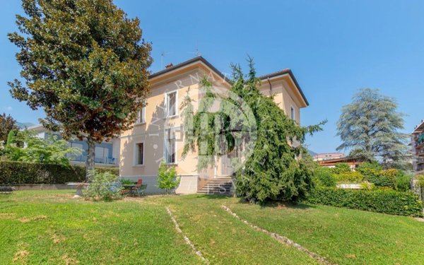 casa indipendente in vendita ad Erba