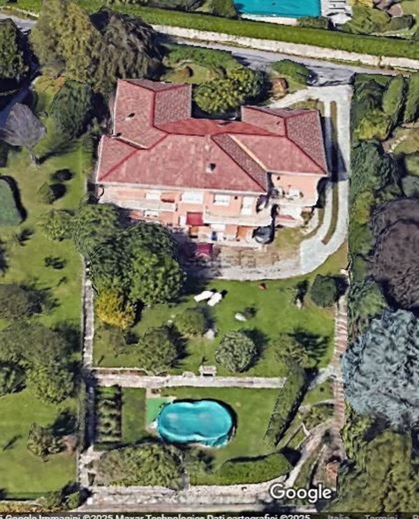 casa indipendente in vendita ad Erba