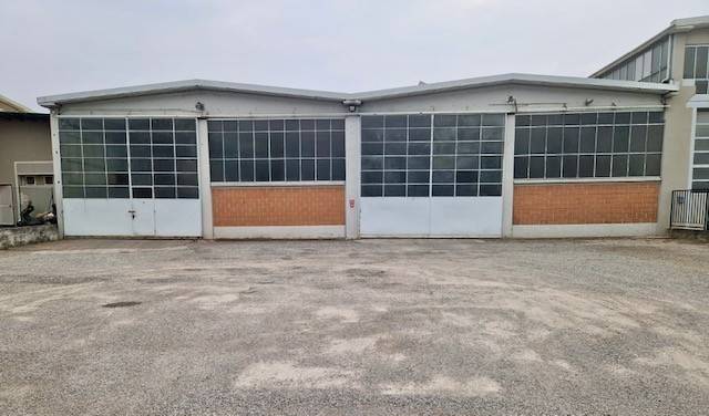 locale commerciale in vendita ad Erba