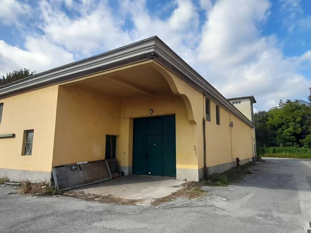negozio in vendita ad Erba