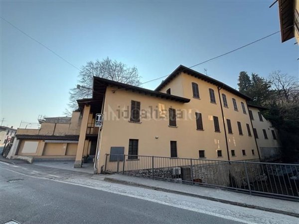 casa indipendente in vendita ad Erba