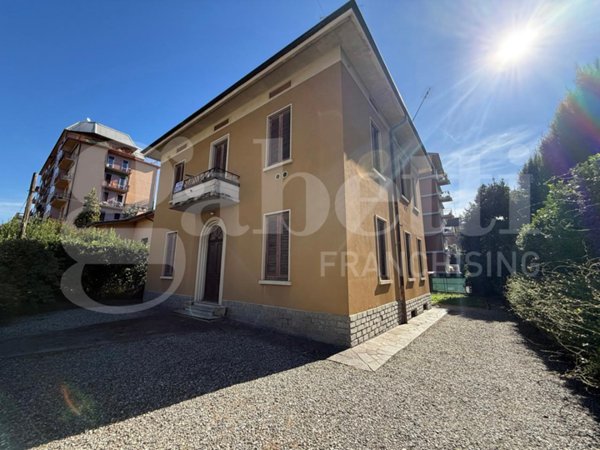 casa indipendente in vendita ad Erba
